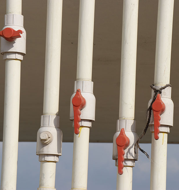 Tuberías de PVC con válvulas plásticas rojas